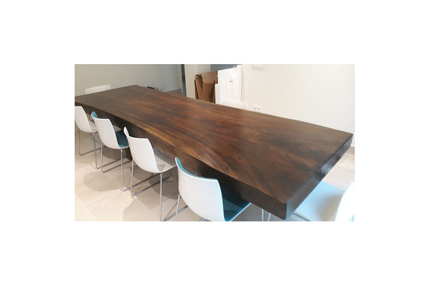 Realización de una mesa Suar madera redimensionamiento y pintura a petición de los clientes. 